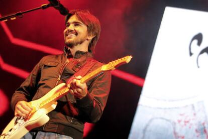 Juanes en un momento de su actuación ayer en el Palacio de los Deportes de Madrid.