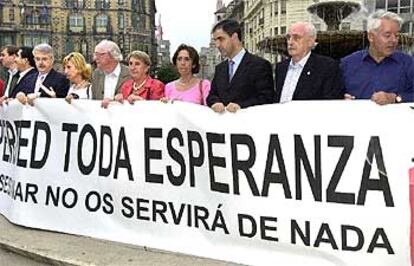 Cerca de 200 personas se han concentrado en Bilbao convocados por las plataformas Basta Ya y el Foro de Ermua en repulsa por el atentado de Sangüesa.