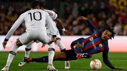 Koundé en una acción con Rashford durante el partido entre el Barcelona y el Manchester United, en el Camp Nou este jueves.