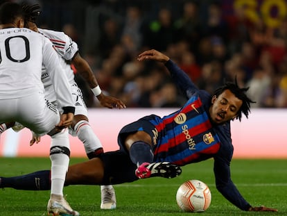 Koundé en una acción con Rashford durante el partido entre el Barcelona y el Manchester United, en el Camp Nou este jueves.