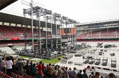 El montaje del escenario del concierto avanzaba ayer tarde en San Mamés.