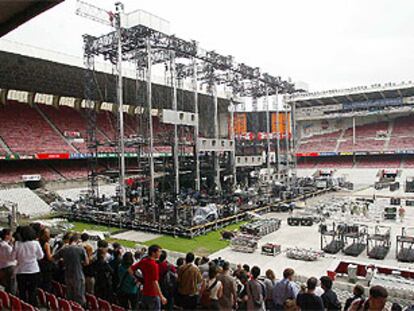 El montaje del escenario del concierto avanzaba ayer tarde en San Mamés.
