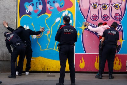 Intervención de los Mossos d'Esquadra en el centro de Barcelona, este viernes.