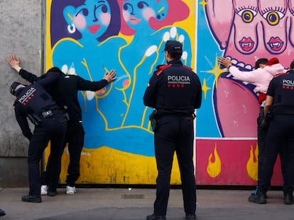 Intervención de los Mossos d'Esquadra en el centro de Barcelona, este viernes.