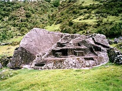 Altar monumento inca de piedra llamado la Ñusta Hispana, a la entrada de la zona de Vilcabamba.