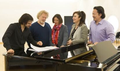 Los cantantes y el director del 'Stabat mater' de Les Arts, en un momento del ensayo.