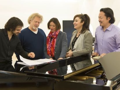 Los cantantes y el director del &#039;Stabat mater&#039; de Les Arts, en un momento del ensayo. 