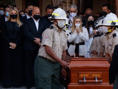 Familiares de Aristóteles Sandoval, durante el funeral del exgobernador, el 19 de diciembre.