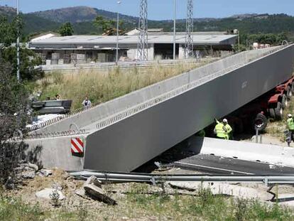 La viga gigante que transportaba el camión, atravesada en la carretera M-600 a la altura de Guadarrama (Madrid).