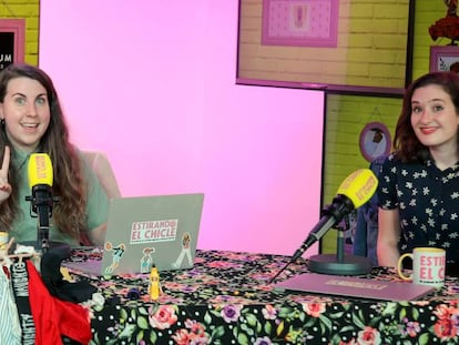 Desde la izquierda, Carolina Iglesias y Victoria Martín, las presentadoras del podcast 'Estirando el chicle', en un programa.