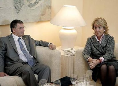 Esperanza Aguirre, al inicio de la reunión con el presidente de la asociación de taxistas, Pablo Escobar.