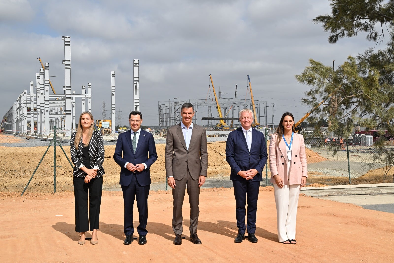 El presidente del Gobierno, Pedro Sánchez, junto al resto de autoridades y el CEO de Cepsa, Maarten Wetselaar, en el arranque de la construcción de la nueva fábrica de hidrógeno verde de Moeve en Huelva. (Foto cedida por la empresa)