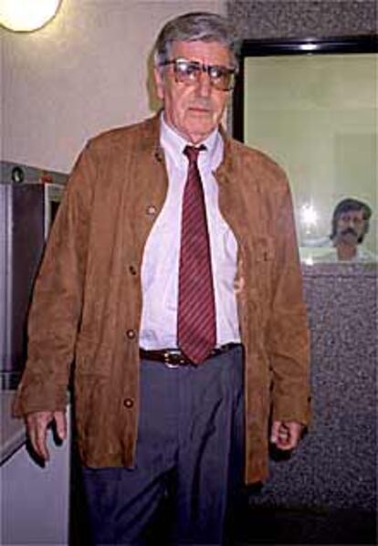 El profesor Manuel Garrido Jiménez, ayer a la salida del juicio.