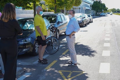 El concejal Borja Carabante (derecha) en la inauguración carril bici provisional en calle Ribera del Sena junto al activista Carlos Blanco