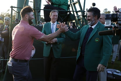 Es el sexto Masters conseguido por el golf español tras los dos títulos de Seve Ballesteros en 1980 y 1983, los dos de José María Olazabal en 1994 y 1999, más el que logró Sergio García en 2017. En la imagen, Jon Rahm y Olazabal. 
