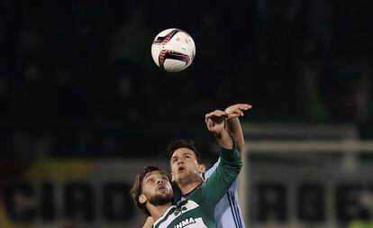 Radoja y Rinaldi disputan un balón por alto.