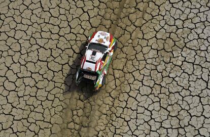 Marco Bulacia y Eugenio Arrieta durante la tercera etapa del Dakar entre Pisco y San Juan de Marcona (Per), el 8 de enero. 