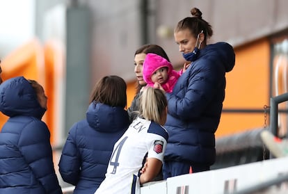 A atacante norte-americana do Tottenham Alex Morgan, com seu bebê nos braços em 7 de outubro nas arquibancadas do The Hive (Londres).