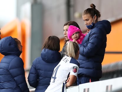 A atacante norte-americana do Tottenham Alex Morgan, com seu bebê nos braços em 7 de outubro nas arquibancadas do The Hive (Londres).