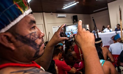 Além dos arcos e flechas, os guerreiros levaram uma nova arma, o celular, que lhes permite capturar o som e as imagens de acordos e promessas.