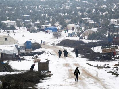 Varios civiles este jueves en un campamento informal de desplazados levantado en la localidad de Azaz, al noreste de Siria 