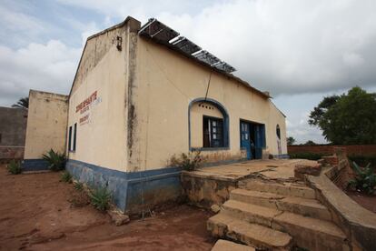 Uno de los centros sanitarios de una comunidad remota de RDC cuya energía se obtiene de paneles solares instalados en el tejado para mantener encendidos los frigoríficos en los que se guardan los medicamentos.