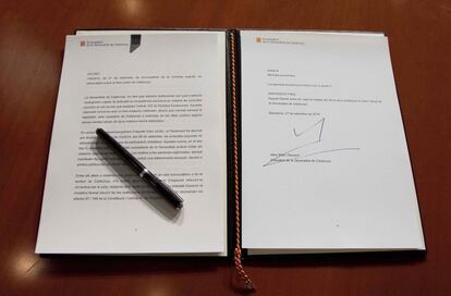 El decreto, ya firmado de convocatoria de la consulta soberanista del 9 de noviembre que ha tenido lugar en un acto solemne en el Palau de la Generalitat en presencia del Govern en pleno y de la presidenta del Parlamento catalán, Núria de Gispert.