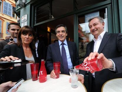 El ex primer ministro franc&eacute;s Francois Fillon (C) acompa&ntilde;a hoy al candidato de UMP, Jean-Luc Moudenc (D), y a su sustituta, Laurence Arribage en su campa&ntilde;a en el departamento de Haute-Garonne para las legislativas del domingo.