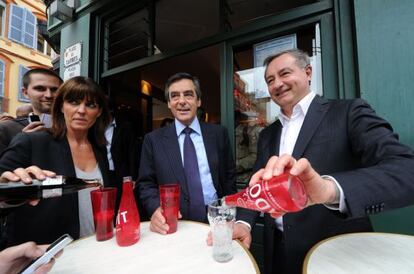 El ex primer ministro franc&eacute;s Francois Fillon (C) acompa&ntilde;a hoy al candidato de UMP, Jean-Luc Moudenc (D), y a su sustituta, Laurence Arribage en su campa&ntilde;a en el departamento de Haute-Garonne para las legislativas del domingo.