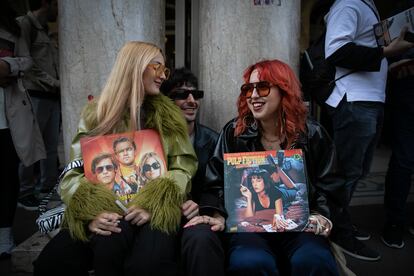 Fans de Tarantino a la entrada del teatro Coliseum de Barcelona antes de la charla del cineasta el domingo. 