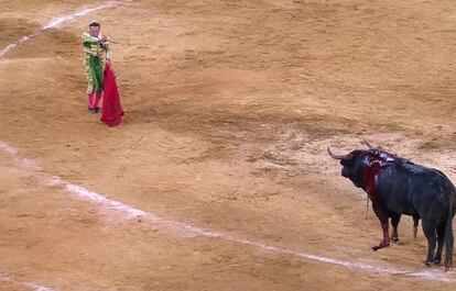Antonio Ferrera se perfila para la suerte suprema en uno de los toros.