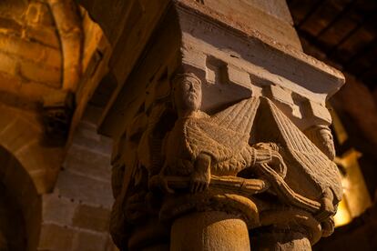 Detalle de una de las columna del interior del monasterio de San Juan de Duero. 