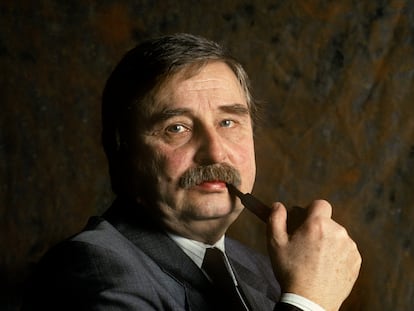 El escritor serbio Milorad Pavić, en 1990 en París.