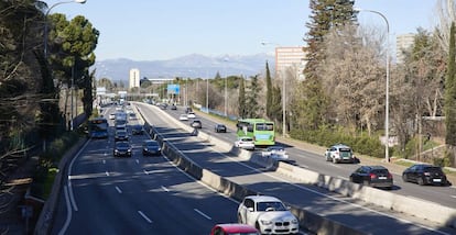 Varios vehículos circulan por la carretera de A Coruña en Madrid