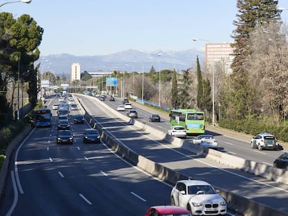 Varios vehículos circulan por la carretera de A Coruña en Madrid