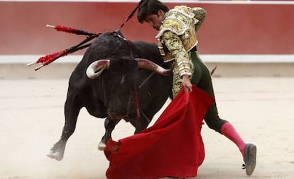 José Garrido, durante la faena con 'Brujito', su primer toro, hoy en Pamplona.