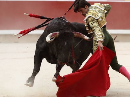 José Garrido, durante la faena con 'Brujito', su primer toro, hoy en Pamplona.