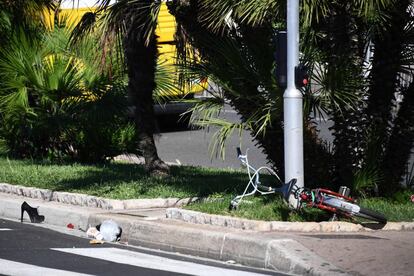 Imagen que muestra una bicicleta y pertenencias personales dejadas por la gente en el paseo de los Ingleses en Niza después del ataque sufrido en el día de su fiesta nacional.