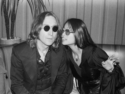 John Lennon y May Pang, en un club en Nueva York a principios de los años setenta.