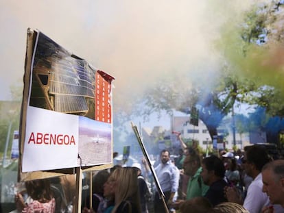 Protesta de los trabajadores de Abengoa, en junio, en Sevilla.