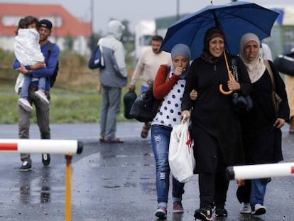 Refugiados chegam a Nickelsdorf, na fronteira austro-húngara.