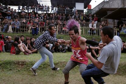 Vestidos con chaquetas de cuero y pantalones vaqueros holgados y luciendo mohawks en sus peinados, los miembros del grupo "Punk Muslim" afirman que, al igual que el punk original todavía se definen por la rebelión y una ideología anti-establishment. En la imagen, varias personas celebran el movimiento en un festival de música punk en Bandung.