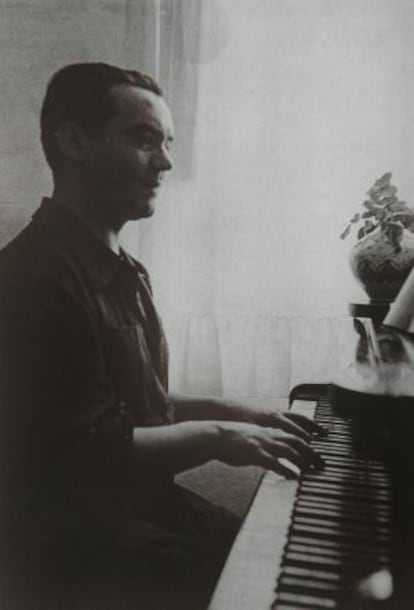 Federico García Lorca al piano, imagen del libro 'Los objetos de Federico García Lorca', de Rosario Moreno-Torres.