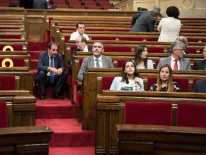 Un acuerdo ‘in extremis’ en el Parlament evita la ruptura entre los partidos que sostienen a Torra