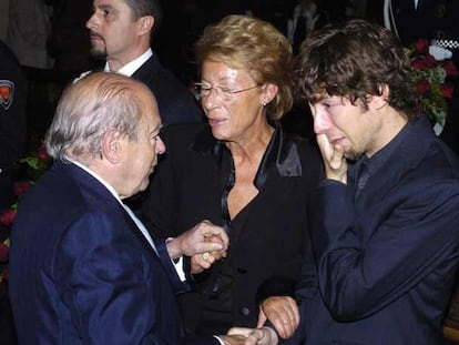 La viuda de Cuixart y su hijo Joan, ayer en el funeral, junto a Jordi Pujol. <b>