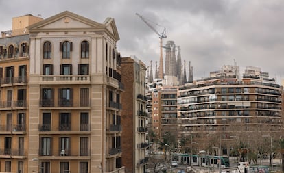 Pisos de Barcelona, en la Gran Via, en primer plano, y la Diagonal, en segundo, en una imagen tomada desde Glòries.