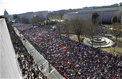 Milhares de pessoas durante o protesto pelas ruas de Washington.