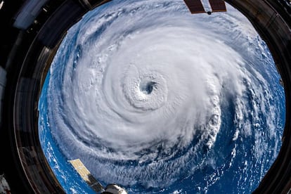 EPA7542. ESPACIO (EEUU), 12/09/2018.- Fotografía del huracán Florence captada por el astronauta de la Agencia Espacial Europea (ESA) Alexander Gerst desde la Estación Espacial Internacional (EEI), ayer, 12 de septiembre de 2018. Florence se debilitó hoy a categoría dos con vientos máximos sostenidos de 175 kilómetros por hora en su avance por el Atlántico hacia la costa de EE.UU., de la que ya solo le separan unos 450 kilómetros. Pese a la perdida de fuerza, los expertos alertan de que su potencial destructor sigue intacto.