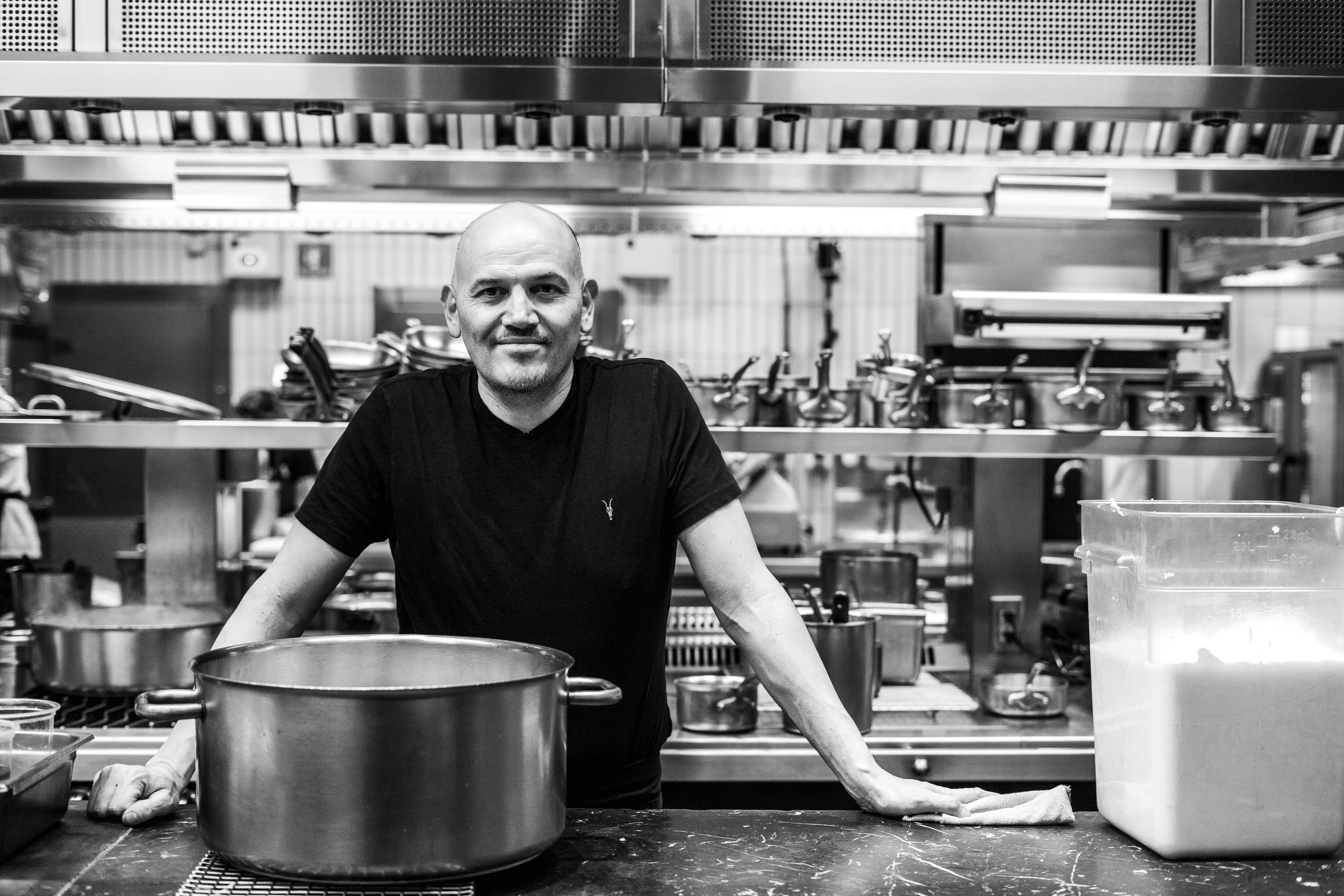 El chef Eduardo García, en la cocina de 'Máximo' 