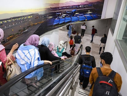 Un grupo de 175 refugiados afganos, en su mayoría trabajadores de medios sociales, activistas, periodistas y sus familias, aterrizan en el Aeropuerto Internacional de la Ciudad de México, este martes